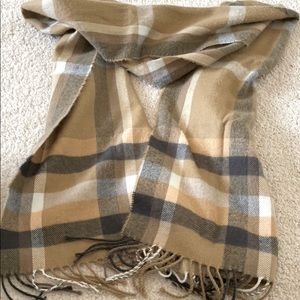 NWOT Burberry like print scarf 3$/10